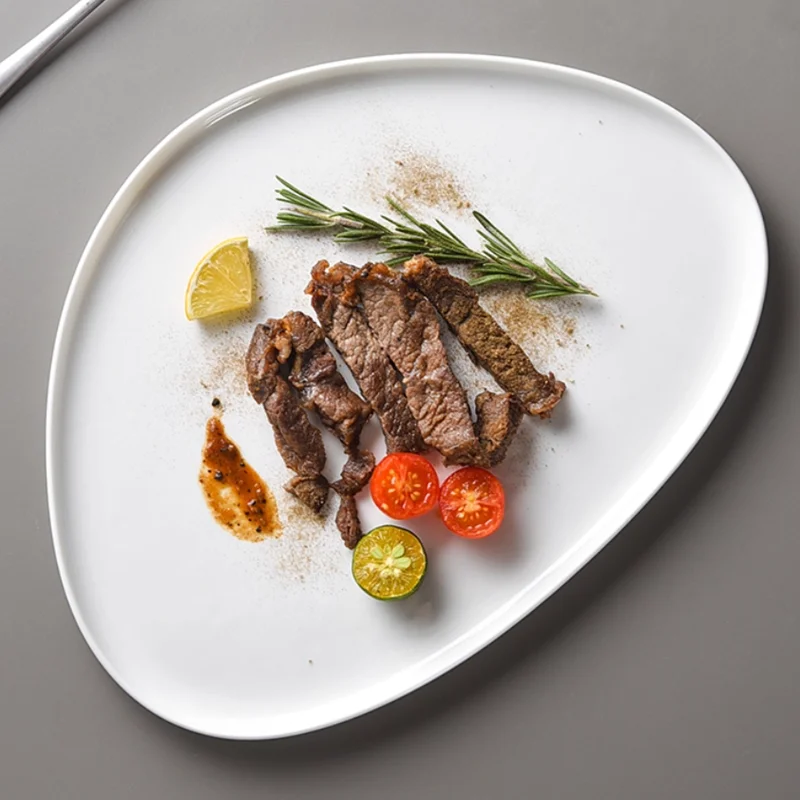 純白の三角形セラミックプレート、ステーキプレート、パスタプレ - Home Cooking Steak のレビューと価格