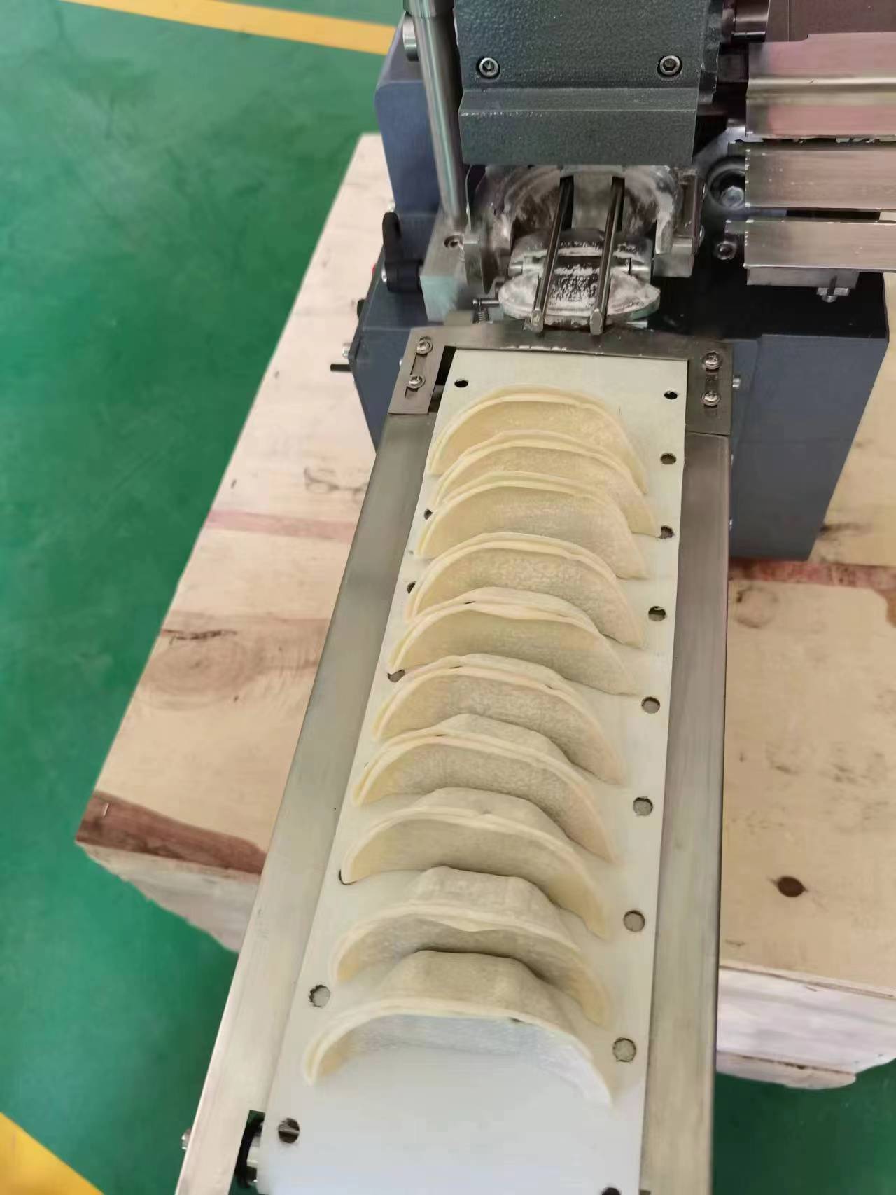 高効率日本製餃子製造機、餃子包み機、卓上半自動中華餃子製造機 - Gyoza Dumpling Maker のレビューと価格